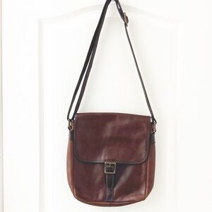 Fossil Brown Leather cross-body messenger bag with a flap closure Distressed